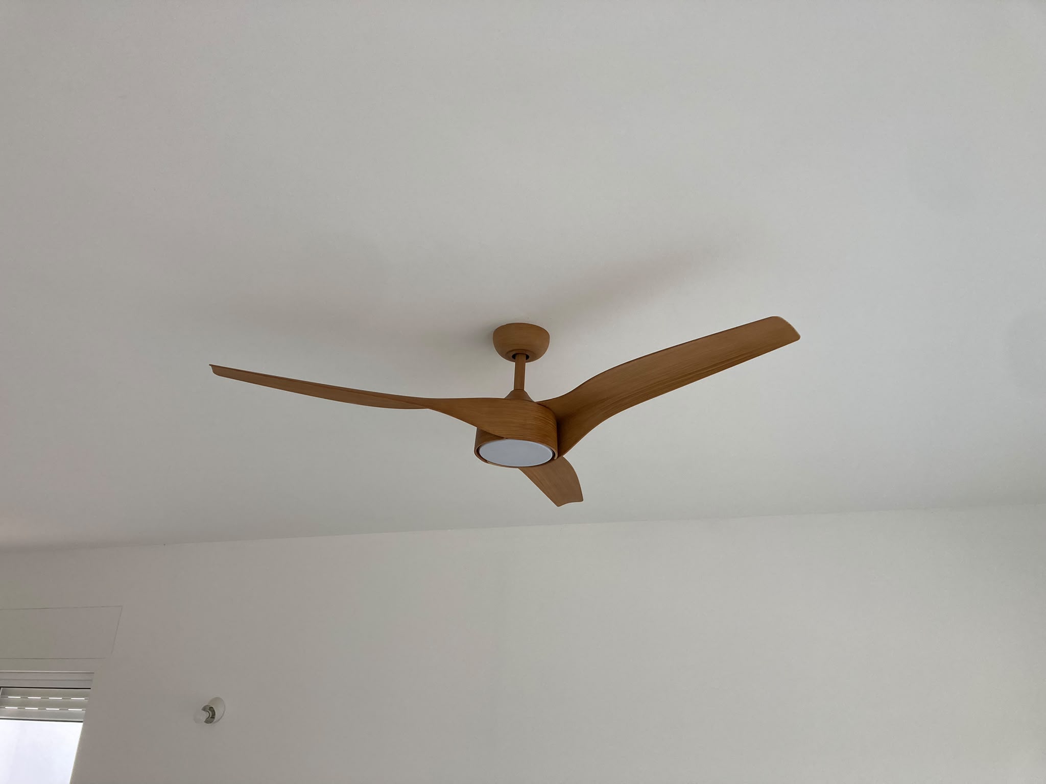 מאוורר תקרה עם גוף תאורה